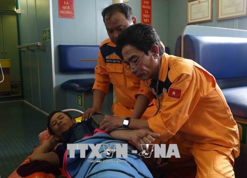Kịp thời đưa thuyền viên bị bệnh trên biển về đất liền điều trị ảnh 2